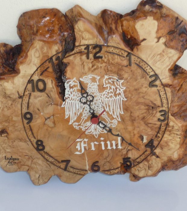 Orologio da parete da una fetta di radice