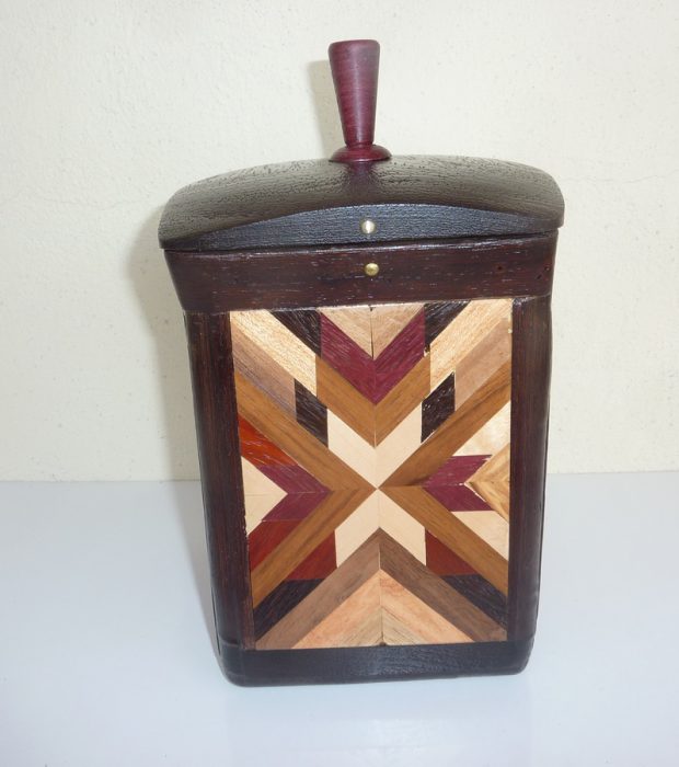 Vaso in legno con barattolo