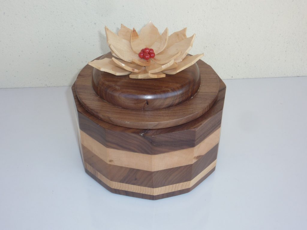 Portagioie con fiore sul coperchio