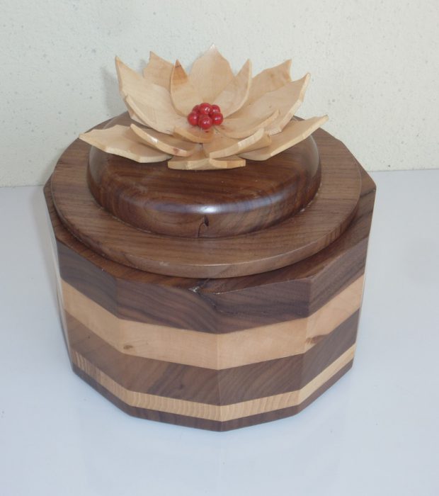 Portagioie con fiore sul coperchio